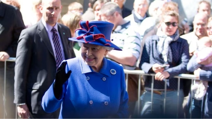 The Queen with bodyguards